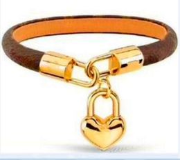 2022 fashion Bracelets Woman ID Identification Designers Wristpaper Leather Flower Pattern Bracelet Pearl Jewellery