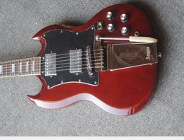 Coleccionista Angus Joven Vino Rojo SG Guitarra Eléctrico grabado Lyre Long Vibrola Maestro Tremolo, Innlay Trapezoid, Tuilp Sintonizadores, Hardware de Chrome