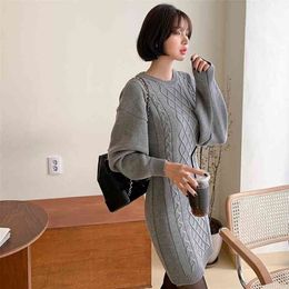 autumn and winter products Korean temperament round neck bat sleeves open back slim slimming twist dress women 210416