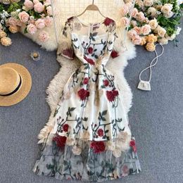 Summer Style European American Embroidery Flowers Round Neck Short-sleeved Waist Slimming Mesh Midi Dress C450 210507