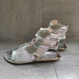 Designer-Frauen-Schuh-Mode-Kristall-offene Zehen-Knöchel-Sandalen, schwarze Strass-flache Hausschuhe mit niedrigem Absatz, Sommer-Schmetterlings-Keil-Flats, bequeme Reißverschluss-Sandale 008