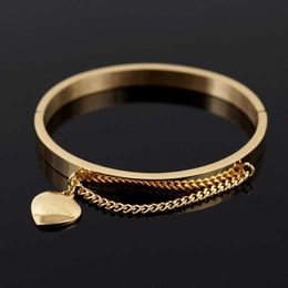 Trendy Chains with Heart Pendant Stainless Steel Bangles for Women Ladies Luxury Women's Bracelet Wedding Party Jewelry Gifts Q0719