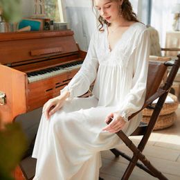 Long-Sleeved Nightdress Women Lounge Vintage Princess Lace V-neck Cotton White Long Nightgown Solid Color Homewear Sleep Dress 210924