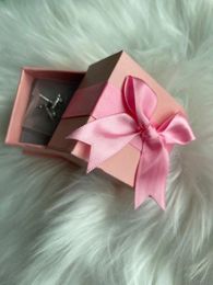 -Pendientes de tachuelas de diseñador de moda para mujeres con cristal brillante CZ Diamante Letra de estilo Anillos de oído para joyas de boda de fiesta Caja de regalo rosa
