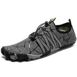 Non-slip Aqua Shoes Men Professional Water Shoes In Trekking Upstream Shoes Quick-Dry Beach Light Water Sports Sneakers Y0714