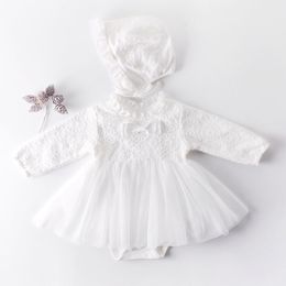 Spring Autumn 0-2Yrs Infant Baby Girls Rompers Clothes Bodysuit Long Sleeve White Lace + Cap 210429