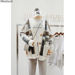 Spring Autumn Vintage Elegant Plaid Knit Cardigan Women Fashion Loose Tops V-neck Single Breasted Pockets Sweaters Outwear 210513