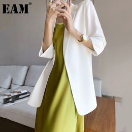 [EAM] Women White Temperament Blazer Lapel Three Quarter Sleeve Loose Fit Jacket Fashion Spring Summer 1DD7756 210512