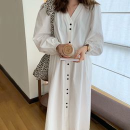 [EWQ] Spring Korean Chic Office Lady V-neck Solid Colour Single Breasted Long Puff Sleeve White Atraight Shirt Dress 8P116 210423