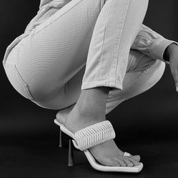 Slippers mais recentes couro tran￧ado as femininas de superf￭cie salto chinelas moda moda novidade sapatos t0p sand￡lias de qualidade designer quadrado cabe￧alho exposto de p￩ mulheres