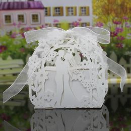 30 cores favorecem os suportes bolsas de papel cortado a laser com fitas amantes Flores Butterfly Caseding Gift Boxes