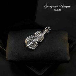 887 Exquisite Violin Brooch Full Diamond Instrument Pin Men's and Women's Suit Elegant Accessories