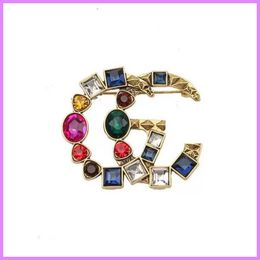 Gold Letter Brooch Luxury Personality Retro Classic Brand Designer Letters Brooches Women Pearl Pin Fashion Jewelry Accessories G223121F