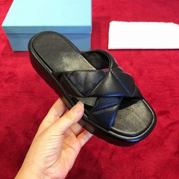 Designer Corss Strap Slide Sportliche gesteppte Nappaleder-Sandalen für Damen, Monolith-Schuhe, Metallschnalle, 20 mm Profil, Gummisohle