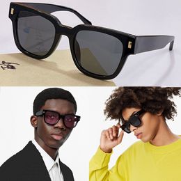 ESCAPE SQUARE SUNGLASSES Z1496 Bold frame and attractive shape make Escape Squar e sun glasses a modern classic This easy to wear style is well made with original box