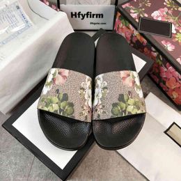 Designers Men Women Slippers Designer Rubber Slides Sandal Flat Blooms Strawberry Tiger Bees Green Red White Web Fashion Shoes Beach Flipfas 3809 4950