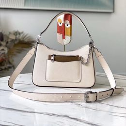 white fendi handbolsa