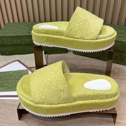 Designer Slippers feminino Sandália Slides2022 Verão Novos produtos Bordado grosso de bordado para elevar sandálias Gradiente Cor de uma palavra Sapatos Tide Women44