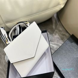 Women Luxury Crossbody Shoulder Handbag Designer Bag Classic Fashion Flap Saddle Mediun Plain Real Leather Sling Bags Purse