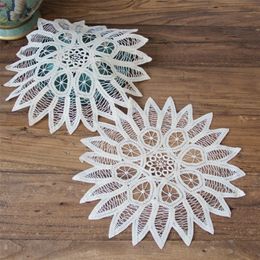 Exquisite Round Vintage Cotton Hand Crochet Placemat Coaster Coffee Table Vase Plate Decoration Mat Christmas Wedding Lace Pad T200703
