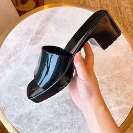 2022 Marca Donna Pantofola Designer di alta qualità Sandali da donna Moda estiva Jelly Slide Pantofole con tacco alto Scarpe casual di lusso Scarpe da spiaggia in pelle con alfabeto da donna