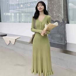 Autumn and winter waist waist fashionable temperament slim and thin mid-length base knitted pleated dress women 210412