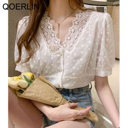 Qoerlin Sommer Korean Vneck Spitzenhemden Frauen plus Größe Hollow Short Sleee Shirt Female Top SingleBreasted White Bluse 210412