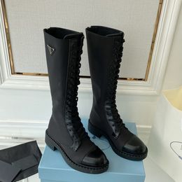 Pelle di vitello nera Patchwork di finiture in nylon Tall Combat Boots Tomaia stringata al ginocchio Punta arrotondata Logo laterale piatto Triangolo Placca Designer di lusso per calzature da donna