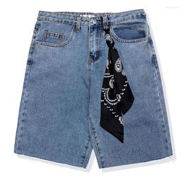 Jeans masculinos Europa Hip Hop Homem curto reto Black Blue jeans com calça de joelho da moda de lenço de seda