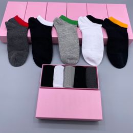 Calcetines de los hombres de todo Match Peined Cotton Classic Design Sock Sockets N Letra Impreso Casual Equipo Calcetines Antibacterial Absorbido de sudor Desodorante Unisex Una caja de cinco pares