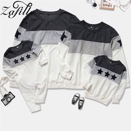 ZAFILLE Family Look Mother and Daughter Clothes 2 Colours Patchwork Stars Family Hooides Mother Kids Family Matching Clothes 220531