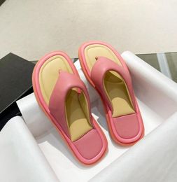 2022 Luxusdesigner Sandalen 22S Frauen Flip-Flops Dicke untere Quadratzehen Pantoffeln echte Leder-Außensohle Schaffell Futter Strandschuhe