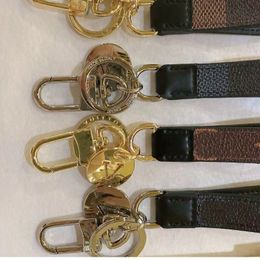 Hochwertige 316L Edelstahl-Leder-Schlüsselanhänger, klassische braune Blumen-Geldbörse, Schlüsselanhänger, Designer-Taschen, Anhänger, Zubehör 334S