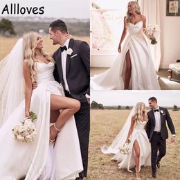 Simple Satin A Line Wedding Gowns Boho Garden Strapless Pleats Sexy Side Slit Bridal Dresses Elegant Backless Sweep Train Beach Robes de Mariee Modest CL0349