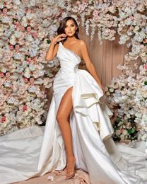 Luxury Beaded Wedding Dresses Sparkly Pearls Tiered Ruffles Bridal Gowns Elegant Sweep Train Robe de mariée Custom Made