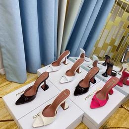 Amina Muaddi Designers Женские босоножки на каблуке с высоким каблуком, туфли с острым носком и пряжкой из хрусталя, летнее свадебное платье, сандалии из натуральной кожи на подошве с коробкой