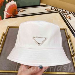 Pra Hats Bucket Hat Casquette Designer Stars with The Same Casual Outing Flat-top Small Brimmed Hats Wild Triangle Standard Ins Ba236Lffww