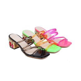 2024 Frauen Ladies PVC Low 5cm Heels Sandalen Sommer Retro Freizeit Flip-Flops Hochzeitskleid Gladiator Schuhe im Freien im Freien transparent Diamant Bunt große Größe