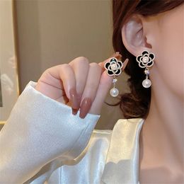 Luxury Camellia Pearl Stud Earrings Charm Elegant Eesign Black White Flower Dangler Women Party Trend Style Gift Chic Jewellery