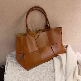 2022 bolsa de designer de luxo feminina bolsa de tecido grande moda nova bolsa de ombro feminina de alta qualidade em couro PU alta capacidade G220422