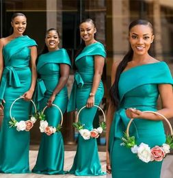 2023 Vestidos de dama de honra de caçadores de tamanho mais plus size para casamentos ocidentais africanos elegantes pregas de ombro peplum longa dama de honra BM1914 GB1206