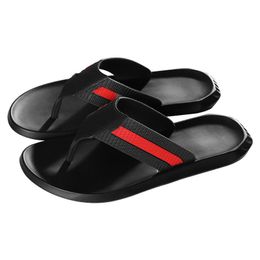 Le nuove pantofole da uomo di tendenza estiva infradito all'esterno indossano sandali infradito da spiaggia pigri all'aperto