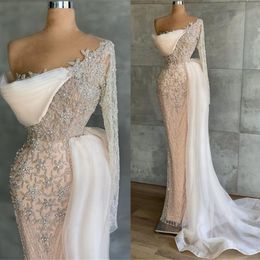 2022 Luxuriöse Perlen Meerjungfrau Abendkleider Arabisch Dubai One Shoulder Illusion Langarm mit abnehmbarem Rock Lange Party Anlass Kleider Formeller Abschlussball C0418