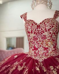 Burgundy Gold Quinceanera Dress 2023 Straps Neck Sparkle Floral Sequins Beading Tulle Puffy Sweet 16 Gowns Vestidos De 15 Anos Lac2123