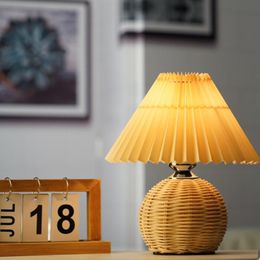 Lampa dekoracyjna przy łóżku Dekoracja Vintage koreańskie lampy stołowe rattanu do sypialni salon lekka dom Deco USB Kreatywne plisatory oświetlenie