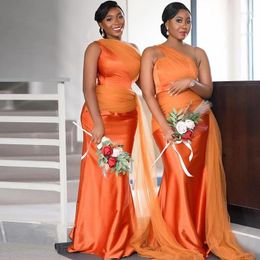 2022 Newest One Shoulder Orange Bridesmaid Dresses Mermaid Overskirt Maid of Honor Gown Tulle Train Floor Length Wedding Invitada Robes