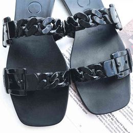 Slippers 2023 estilo casual de luxo nova geléia de cinturas planas sandálias de fivela feminina sapatos de praia de cabeça quadrada