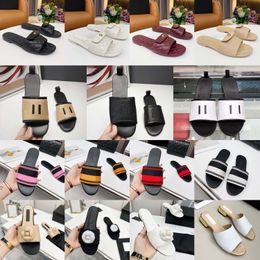 Zapatillas de mujer de alta calidad Sandalias de diseñador Verano Nueva piel de oveja Flor Confort plano Chanclas al aire libre