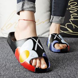 Summer Outer Wear Thick-soled Slippers Men Fashion Seaside Beach Shoes Casual Spider Web Sandals Integrated Sandals