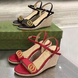 Summer Beach Tacchi alti moda Sandali casual 100% pelle Zeppe Fibbia per cintura Scarpe da donna signora Lettera in pelle bovina in metallo Scarpa da lavoro Taglia grande 35-41-42 us4-us4-us10-us11